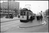 Resande till Aktiebolaget Stockholms Spårvägar, SS A12 340 vid hållplats på linje 13 som trafikerade Tegelbacken - Ulvsunda.