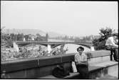 Ulla Welander vid utsiktsplats utanför Minster kyrkan med vy på bro över floden Rhen i Basel.
