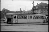 Stadt Karlsruhe spårvagn 121, linje 7 vid hållplats. Bakom spårvagnen ses entrén till Karlsruhe zoo i Tyskland.