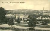 Vykort med motiv över skolparken och Gustav Adolfs kyrka i Sundsvall.