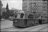 Personal hämtar avställd släpvagn från Malmö Stads Spårvägar, MSS H 28 vid hållplats, linje 4 på Gustav Adolfs torg.
