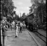 Museijärnvägen Östra Södermanlands Järnväg, ÖSlJ. Vid stationen på Lina-banan vid Lina Tegel Bruk ses resande till ÖSlJ lok 2 