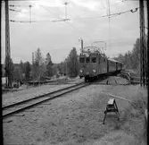 Persontåg bestående av Nordmark - Klarälvens Järnväg, NKIJ ellok 41och tre personvagnar. Besökare från Svenska Järnvägsklubben, SJKs höst resa på NKIJ skymtar till vänster i bild.