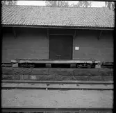 Godsvagn utanför byggnad.