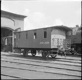 Utanför lokstallet i Kristianstad ses 3:e klass personvagn.