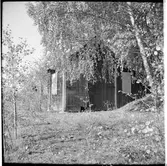 Vid sjön Båvens strand ses det nedlagda lokstallet nära gården Klippan. Som var en liten järnväg för timmertransport.