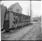 Museijärnväg Östra Södermanlands Järnväg, ÖSlJ. Skadad personvagn på spåret vid Lina Tegelbruk. Transformatorhus bakom vagnen.