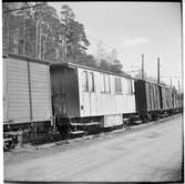 Vagn BA10 bredvid Stockholm - Roslagens Järnvägar, SRJ 526 godsvagn.