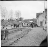 Fotografer och åskådare på järnvägsspåret.