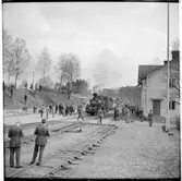 Fotografer och åskådare på spåret bredvid Dala - Ockelbo - Norrsundet Järnväg, DONJ lok 12.