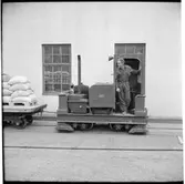 Förare i motorloket av Simplex vid pappersbruket i Håverud.