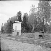 Vattentorn, dressiner till höger i bild.