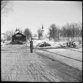 Man på järnvägsstationen i Mariefred som användes av Museijärnväg Östra Södermanlands Järnväg, ÖSlJ.