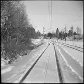 Vy över vintrigt järnvägsspår.