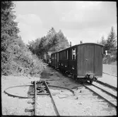 På Läggesta Östra station ses vändskiva och ångtåg på Museijärnvägen, Östra Södermanlands Järnväg, ÖSlJ. Sist i tåget ses Kosta - Lessebo Järnväg, KLJ 3:e klass vagn.