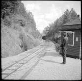 Stins vid biljettkuren på Läggesta Östra station i väntan på det inkommande ångtåget på Museijärnvägen, Östra Södermanlands Järnväg, ÖSlJ.