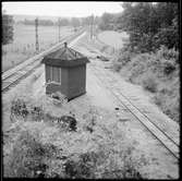 Vy över smal- och normalspår vid Läggesta Östra station. Stationshuset är en kur från Saltsjöbanan som nu tillhör Museijärnvägen, Östra Södermanlands Järnväg, ÖSlJ.