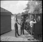 Personal på Läggesta Östra station, bredvid ångtåget med Museijärnvägen, Östra Södermanlands Järnväg, ÖSlJ lok 3 