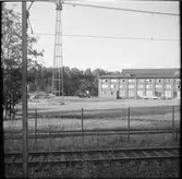 Ånglok, mitt i bilden, som är tagen från järnvägsspåret.