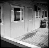 Personvagn ombyggd till en variant av bostad med altan.