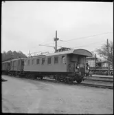 Troligen ett banarbetsfordon och ett ellok.