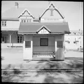 Stationhuset i Mariefred samt kuren från Löt hållplats ståendes på plattformen.