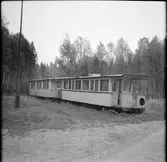 Personvagn 12 och 16 står avställda.