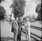 Män i samspråk på järnvägsstationen i Mariefred som användes av Museijärnväg Östra Södermanlands Järnväg, ÖSlJ.