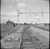 Vy över järnvägsspår med växlar.