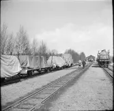 Täckta godsvagnar och godsvagn tank på bangård.