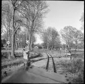 Järnvägsövergång strax utanför Mariefreds järnvägsstation som användes av Museijärnväg Östra Södermanlands Järnväg, ÖSlJ.