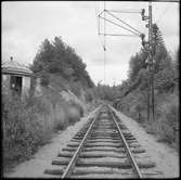 Vy över normalspår. Till vänster i bild Läggesta Östra stationshus som användes av Museijärnvägen, Östra Södermanlands Järnväg, ÖSlJ.