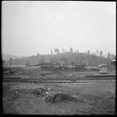 Pågående arbete med läggning av smalspår vid Läggesta Södra station där Museijärnvägen, Östra Södermanlands Järnväg, ÖSlJ förlänger bansträckningen. Stationshuset till höger i bild.