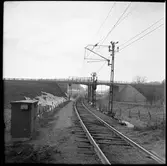 Viadukt vid normalspåret som går bredvid Museijärnvägen, Östra Södermanlands Järnväg, ÖSlJ nya sträckning vid Läggesta Södra station.