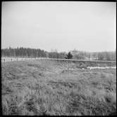 T-korsning vid landsväg. Till höger i bild ses del av det som ska bli Museijärnvägen, Östra Södermanlands Järnväg, ÖSlJ nya stationsområde Läggesta Södra.