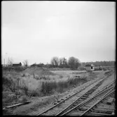 Förberedande arbete inför läggning av Museijärnvägen, Östra Södermanlands Järnväg, ÖSlJ smalspår för nya sträckningen Läggesta Södra. Staionshus till höger i bild.