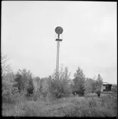 En stolpe som är en idé om en hög skylt i Läggesta Södra där det pågår arbete med läggning av smalspår av Museijärnvägen, Östra Södermanlands Järnväg, ÖSlJ.