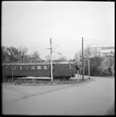 Motorvagn vid järnvägsövergång.