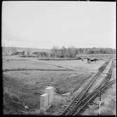 Vy över Museijärnvägen, Östra Södermanlands Järnväg, ÖSlJ järnvägsstation Läggesta Södra. Stationshuset ses till höger i bild.