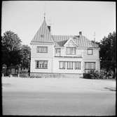 Stationshuset i Mariefred, som användes av Museijärnväg Östra Södermanlands Järnväg, ÖSlJ. Bilden är tagen från gatusidan.