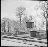 Vattentorn och jordkällare bredvid spåret i Mariefred som användes av Museijärnväg Östra Södermanlands Järnväg, ÖSlJ.