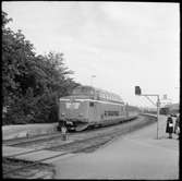 Persontåg med Statens Järnvägar, SJ UB3Y 2160 på hållplats i Ystad.