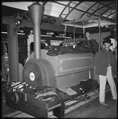 Troligen Trafikaktiebolaget Grängesberg – Oxelösunds Järnvägar, TGOJ ångloksmodell i Scania-Vabis klädbutik.