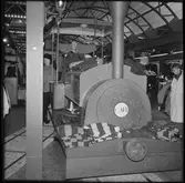 Troligen Trafikaktiebolaget Grängesberg – Oxelösunds Järnvägar, TGOJ ångloksmodell i Scania-Vabis klädbutik.