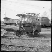 Statens Järnvägar, SJ motordressin vid vändskiva utanför lokstallet i Hagalund.