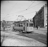 Aktiebolaget Stockholms Spårvägar, SS A1 8 vid hållplats Birger Jarlsgatan - Runebergsgatan. Växelmotorvagn på Eriksbergsplan, 