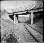 Vy över järnvägsspår och vägbro vid Islinge.