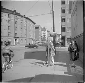 Barn vid hållplats för spårvagn i korsningen Kungsgårdsgatan Stålarmsgatan i Åbo.