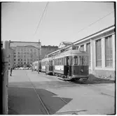 Helsingin Kaupupungin Liikennelaitos, HKL spårvagn utanför vagnhallen i Vallgård.