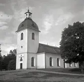 Västrums kyrka, exteriör snett framifrån med tornets lanternin.
